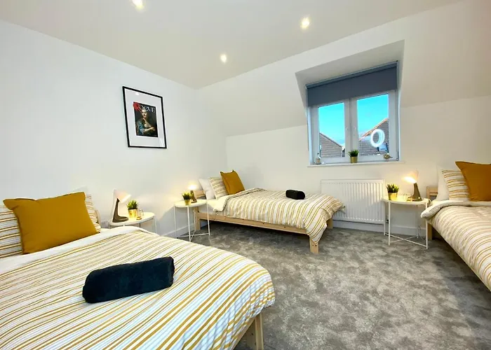 Amazing New Large 2 Bedroom House - 5 Minutes To The Nearest Beach! - Great Location - Garden - Parking - Fast Wifi - Smart Tv - Newly Decorated - Sleeps Up To 5! Close To Poole & Bournemouth & Sandbanks