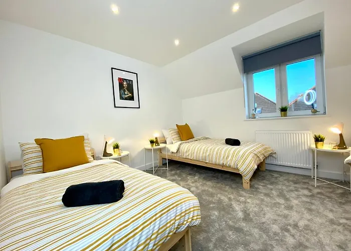 Amazing New Large 2 Bedroom House - 5 Minutes To The Nearest Beach! - Great Location - Garden - Parking - Fast Wifi - Smart Tv - Newly Decorated - Sleeps Up To 5! Close To Poole & Bournemouth & Sandbanks