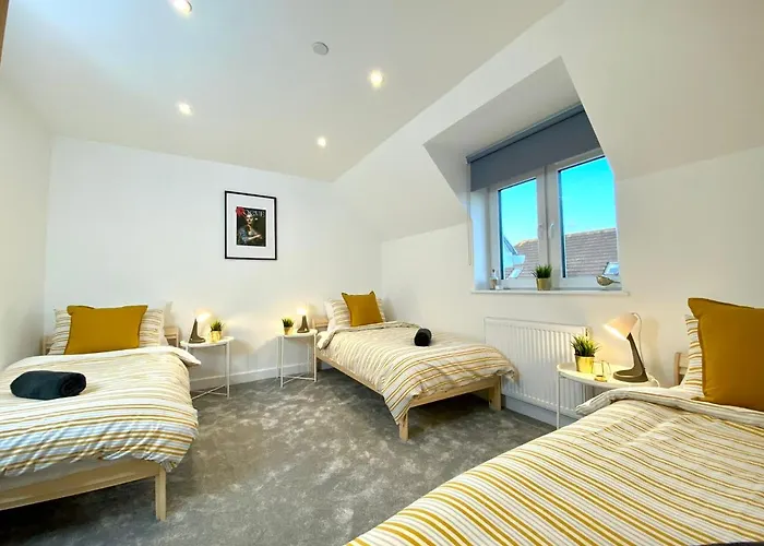 Amazing New Large 2 Bedroom House - 5 Minutes To The Nearest Beach! - Great Location - Garden - Parking - Fast Wifi - Smart Tv - Newly Decorated - Sleeps Up To 5! Close To Poole & Bournemouth & Sandbanks