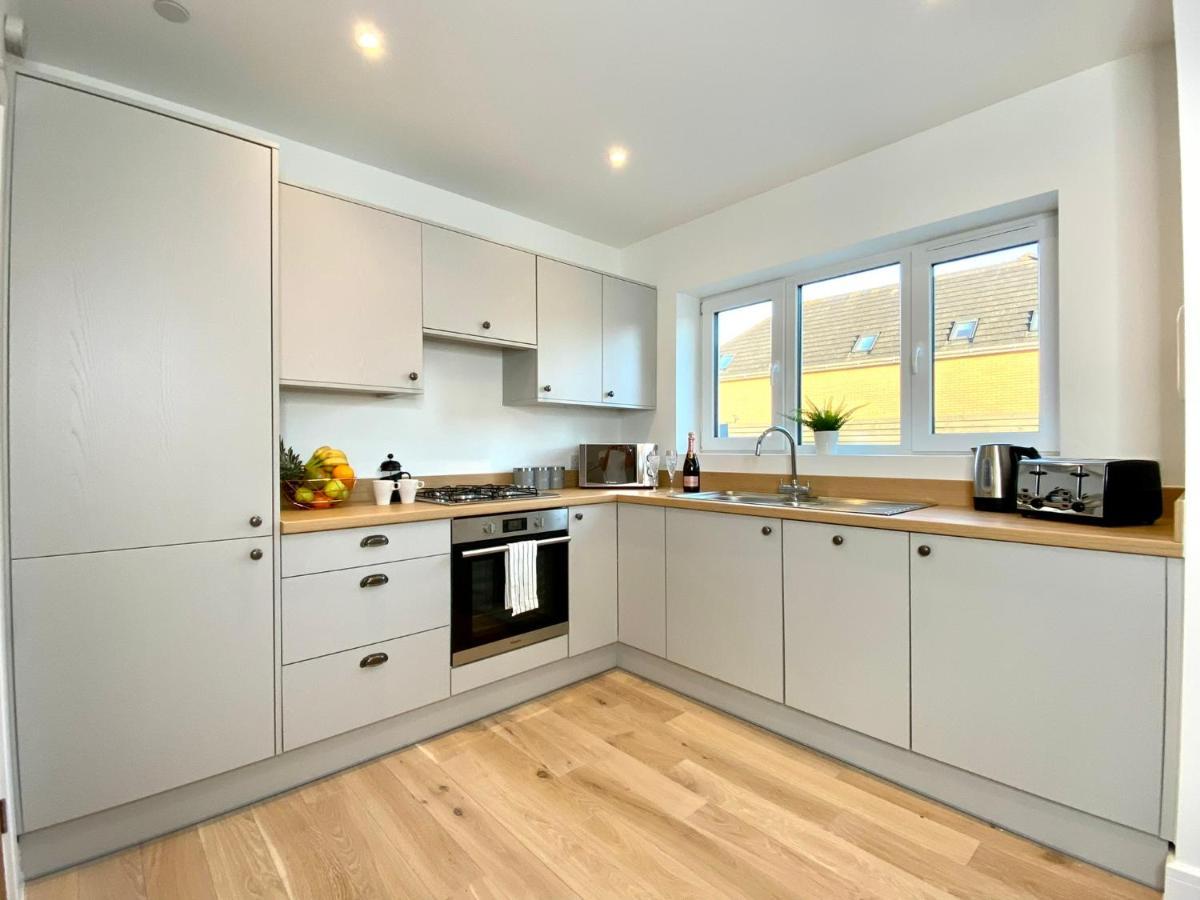 Seaside Haven: Spacious 2-bedroom Retreat With Garden Holiday home