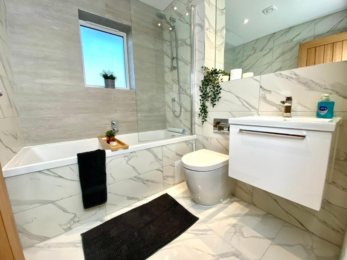 Seaside Haven: Spacious 2-bedroom Retreat With Garden