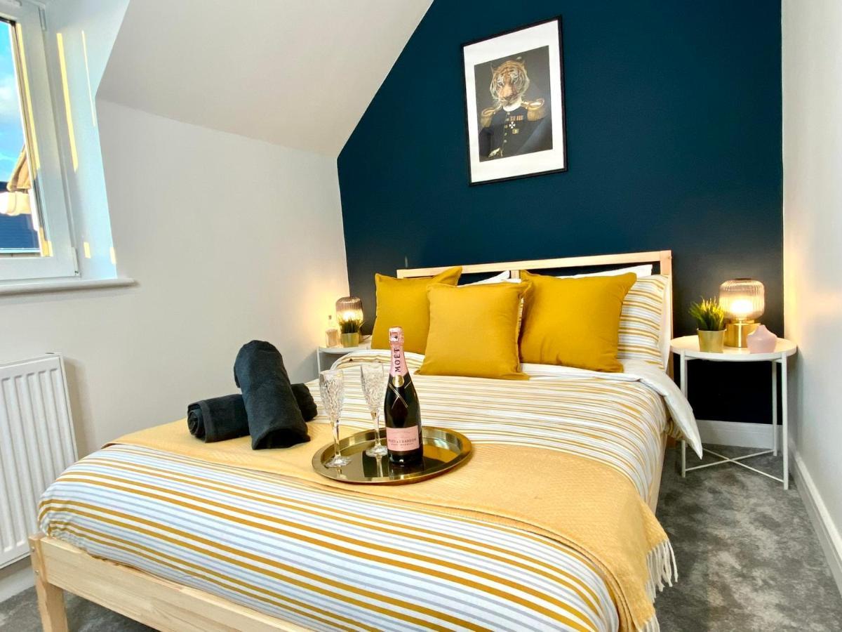 Seaside Haven: Spacious 2-bedroom Retreat With Garden