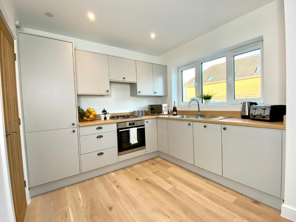 Seaside Haven: Spacious 2-bedroom Retreat With Garden *